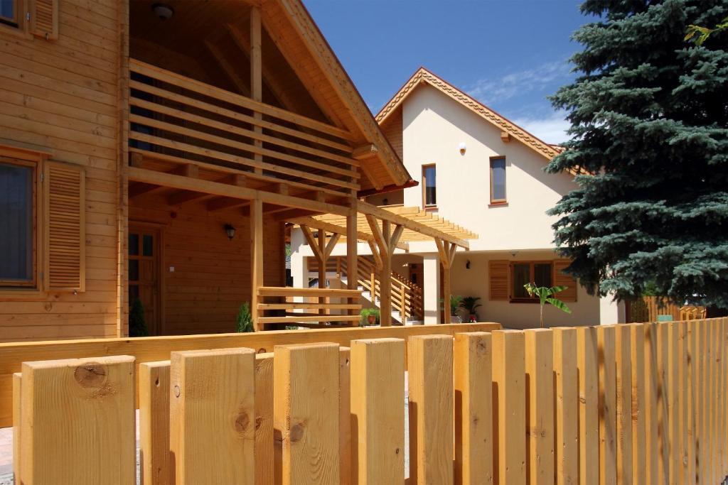 Family Panzio Es Apartman Hazak ลีโพท ภายนอก รูปภาพ